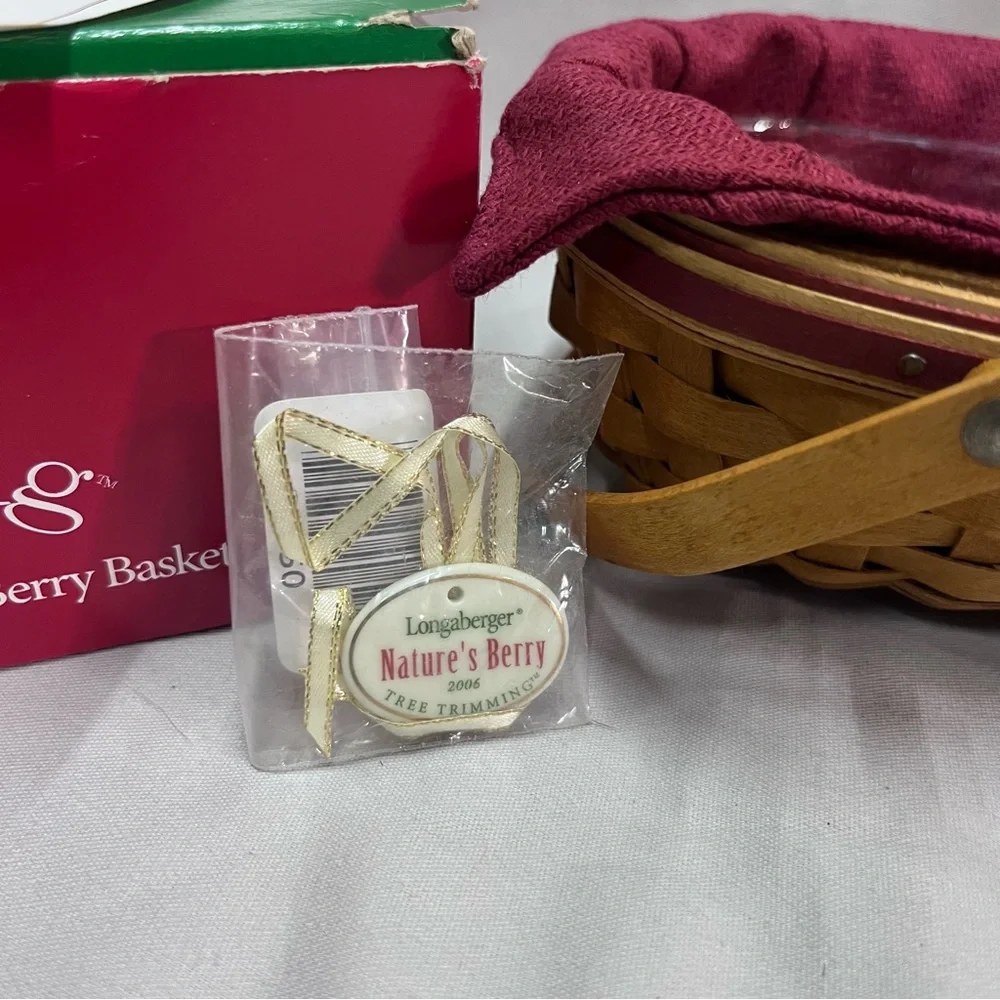 2006 Longaberger Christmas Collection  ~ w/Fabric Liner, Tie On, & Plastic Liner